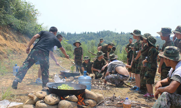成都軍事夏令營(yíng).jpg