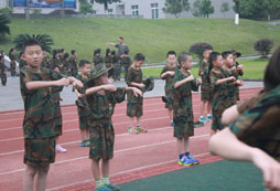 成都軍事拓展夏令營讓孩子勇敢的面對挑戰(zhàn)