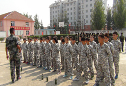 成都有適合7-17歲孩子參加的素質(zhì)拓展軍事夏令營(yíng)？