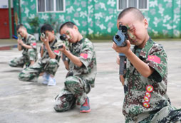 成都軍事拓展訓(xùn)練夏令營讓孩子學(xué)會自我管理！