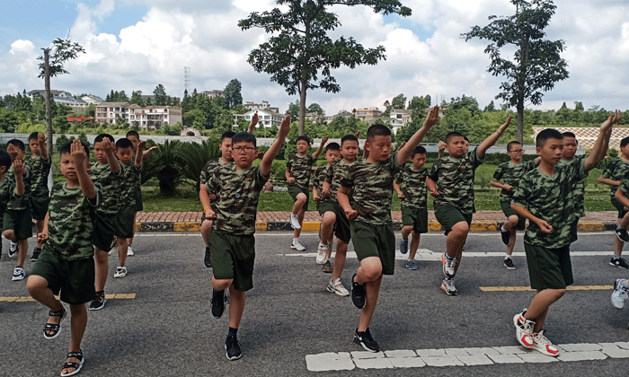 成都軍事夏令營(yíng).gif