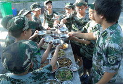 如何選擇貧困山區(qū)體驗夏令營時間