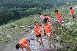 小孩子吃苦夏令營(yíng)告訴你孩子怎樣算吃苦？