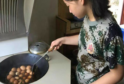 吃苦夏令營(yíng)用軍事理念激發(fā)孩子成長(zhǎng)