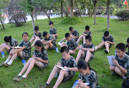 關(guān)注留守兒童互助10天的軍事化管理夏令營(yíng)