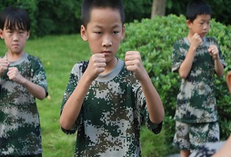 重慶軍旅夏令營(yíng)對(duì)孩子的學(xué)習(xí)和成長(zhǎng)有很大作用