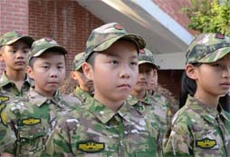參加重慶軍事夏令營在細節(jié)中學習軍人的作風