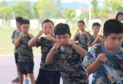 滁州軍事夏令營的學(xué)員野外訓(xùn)練瞬間