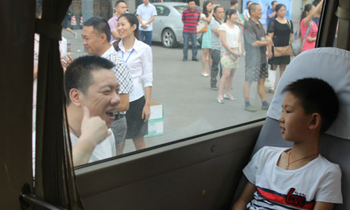這一畫面印證了：兒行千里母擔憂