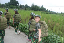 參加軍事拓展夏令營讓孩子收獲新知識