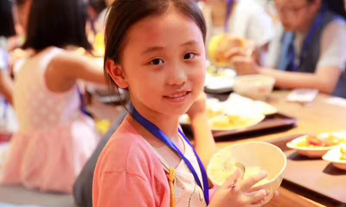 正在吃飯的女孩兒