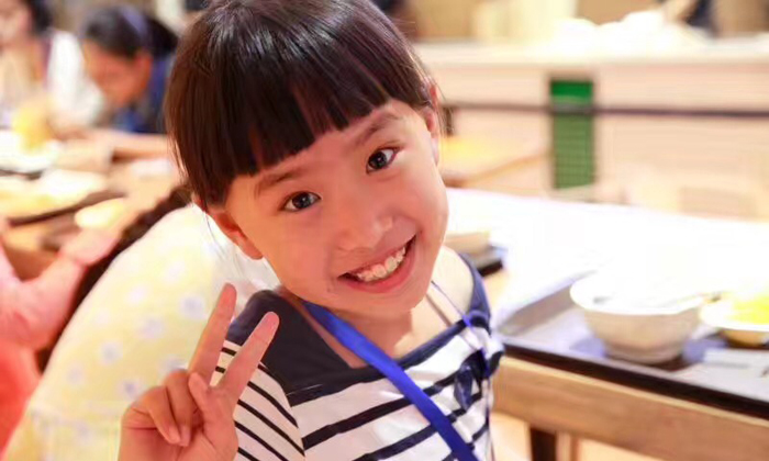 自信的女孩兒