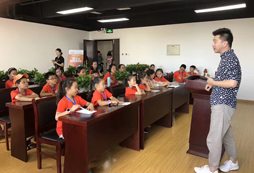 2018口才夏令營(yíng)點(diǎn)燃孩子演說(shuō)風(fēng)暴