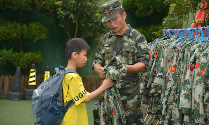 挑選軍裝