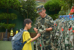 挑選軍裝