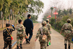 參加海南刀峰拓展夏令營訓練孩子展現(xiàn)軍人風采！
