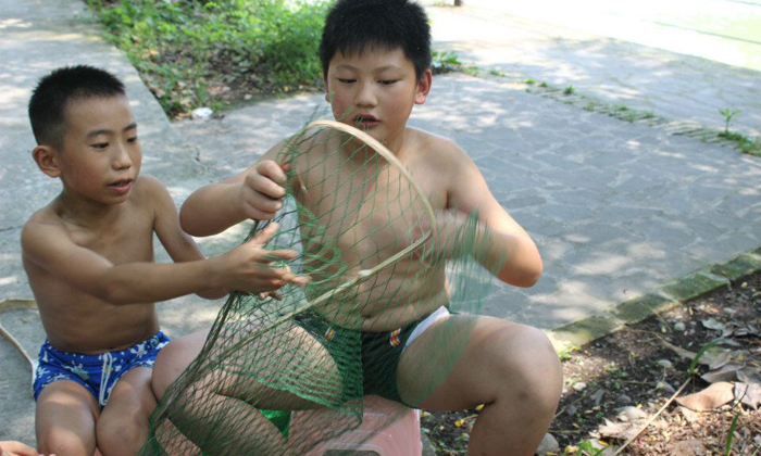 成長快樂大本營的學(xué)員制作漁網(wǎng)
