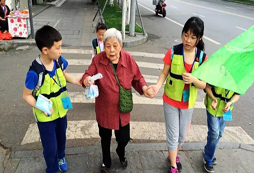 扶老奶奶過馬路