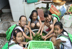 成長快樂大本營的小美女一起洗菜