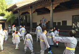 參加登封青少年武術夏令營學習少林功夫