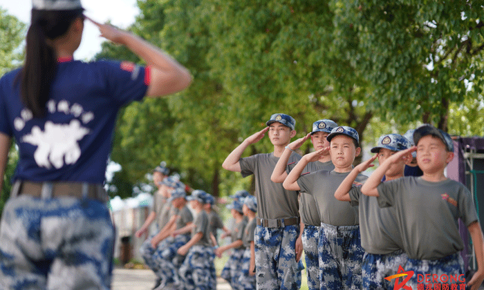 站軍姿，敬軍禮！