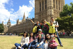 這個英孚(EF)國際游學君帶孩子參觀英國劍橋大學克萊爾學院