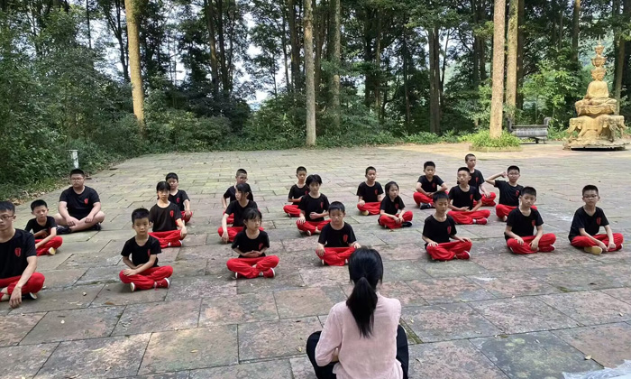 盤(pán)腿坐著