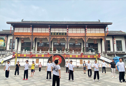 小男生領(lǐng)隊