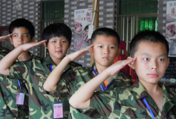 兒童軍事夏令營鍛煉營員動手動腦能力