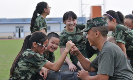 在網(wǎng)上如何為孩子選擇好的兒童夏令營活動(dòng)？