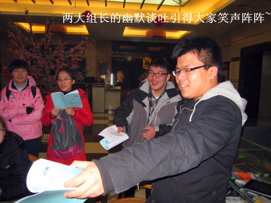 兩個(gè)組長幽默談吐引得大家笑聲陣陣.jpg