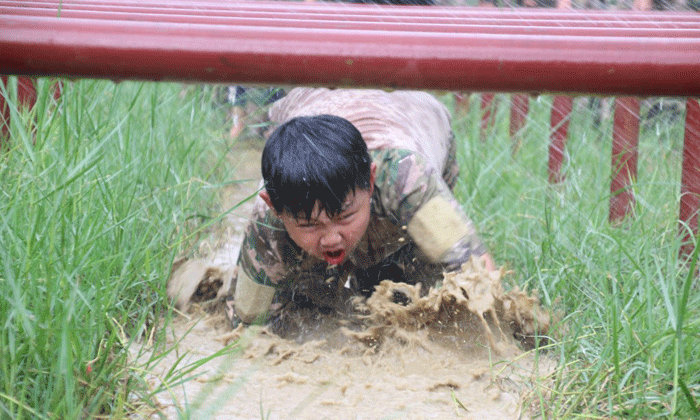 防城港小學生軍事夏令營.gif