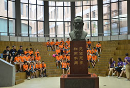 學生們聽講座