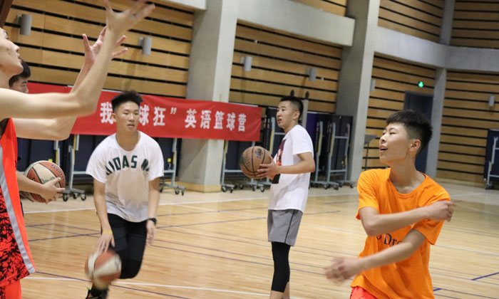 兄弟一起打籃球