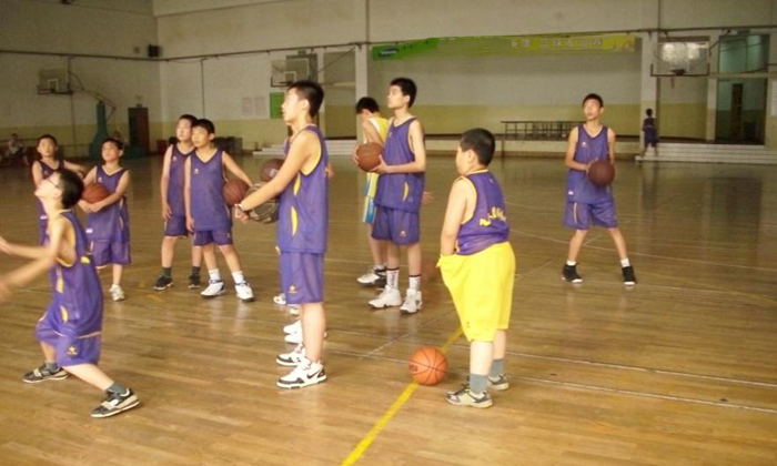 飛人藍求體育夏令營營員投籃練習
