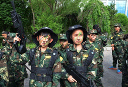 參加阜陽軍事夏令營讓孩子學(xué)會磨練自我！