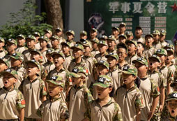 阜陽(yáng)中學(xué)生軍事夏令營(yíng)豐富孩子的假期生活