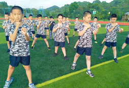 福州軍事夏令營(yíng)提高孩子意志力！