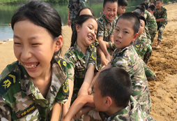 方陣特訓(xùn)軍事夏令營為孩子將來適應(yīng)社會奠定基礎(chǔ)