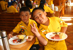參加橄欖球夏令營需要給孩子帶錢和零食嗎？