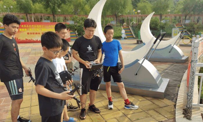 趣玩兒夏令營一項(xiàng)超越極限的運(yùn)動.jpg