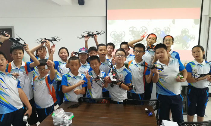 參加趣玩兒夏令營體驗無人機(jī)專業(yè)人士的生活.jpg