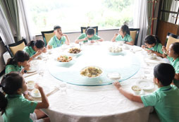 午餐進(jìn)行時