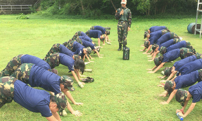 廣德戶外軍事夏令營引導(dǎo)孩子個(gè)性化發(fā)展方向！.gif
