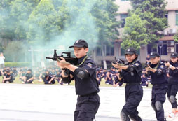 參加廣東軍事拓展夏令營(yíng)深入了解軍營(yíng)生活