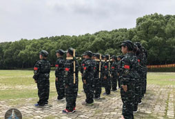 參加廣東高州軍事夏令營全面開發(fā)孩子潛能！