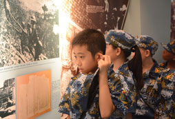 參加江門市軍訓(xùn)夏令營(yíng)培養(yǎng)孩子自立能力！