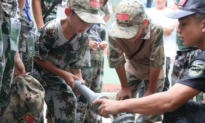 廣西軍事夏令營(yíng)八大特點(diǎn).gif