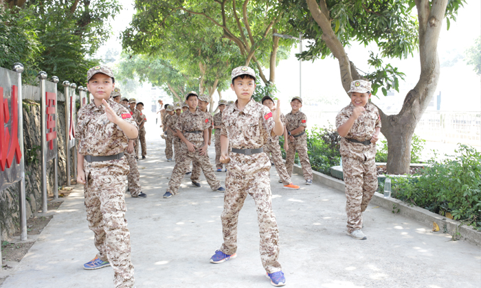 廣西軍事拓展集訓(xùn)營矯正青少年的不良習(xí)慣.jpg