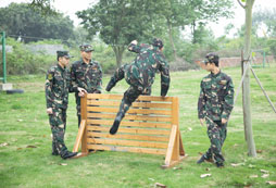參加廣西軍事夏令營(yíng)讓孩子學(xué)會(huì)獨(dú)立